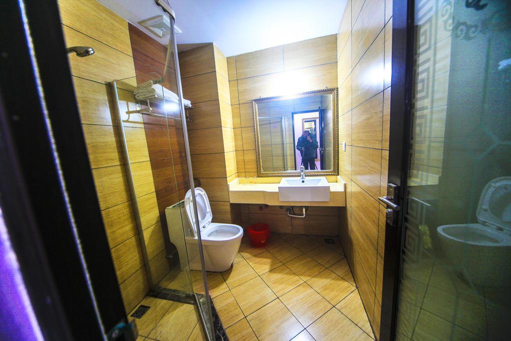 יאנג שואו Fawlty Towers Hotel חדר תמונה