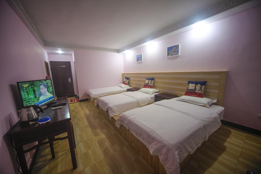 יאנג שואו Fawlty Towers Hotel חדר תמונה